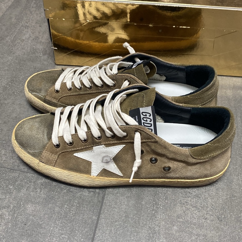 Authentic Like New Distressed Gold Goose Sneaker - Picture 2 of 6